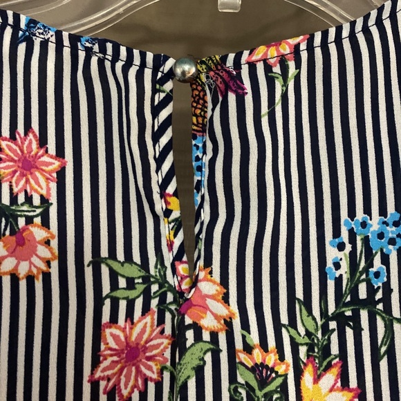 Lily White Blouse Size Medium - Picture 6 of 6